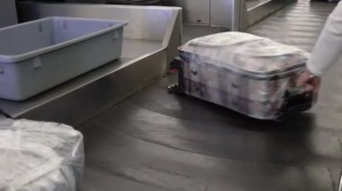 Bagaj Konveyör bant havaalanında üzerinde seyahat