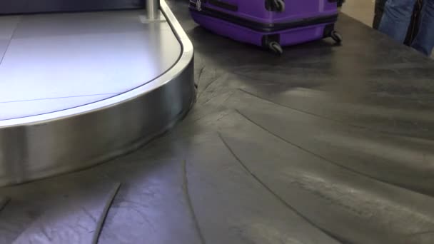 Les bagages voyagent sur un tapis roulant à l'aéroport — Video