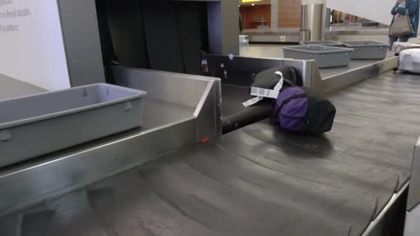 Перевозка багажа на транспортерной ленте в аэропорту — стоковое видео