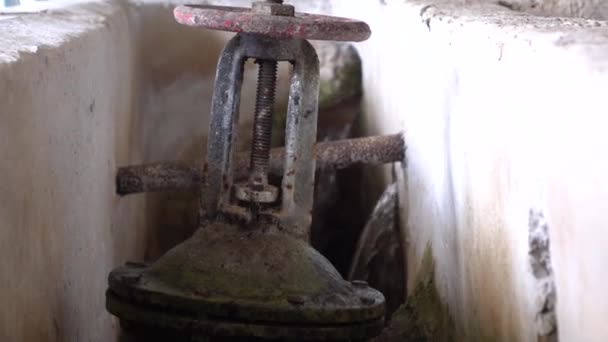 La vieja planta de tratamiento de aguas residuales. Válvulas oxidadas . — Vídeos de Stock