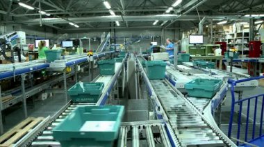Yaroslavl. Rusya-Eylül 2017: İlaç endüstrisi. Bir çeşit ilaç. Tıbbi cihazların fabrika. Kutuları ile konveyör.