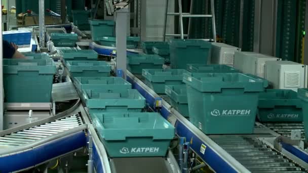 야로슬라블입니다. 러시아 9 월 2017: 제약 산업입니다. 의약품의 일종입니다. 의료 장비 공장입니다. 상자와 컨베이어. — 비디오