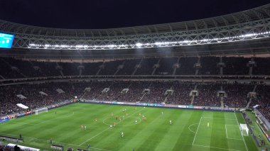 Futbol sahası. İnsanlar standları gelen futbol seyretmek.
