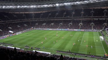 Futbol sahası. İnsanlar standları gelen futbol seyretmek.