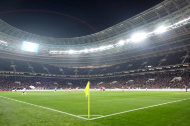 Futbol sahası. İnsanlar standları gelen futbol seyretmek.