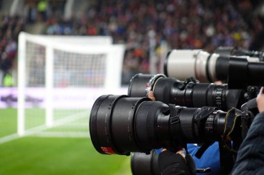 Bir futbol sahası arka plan üzerinde kamera objektifi.