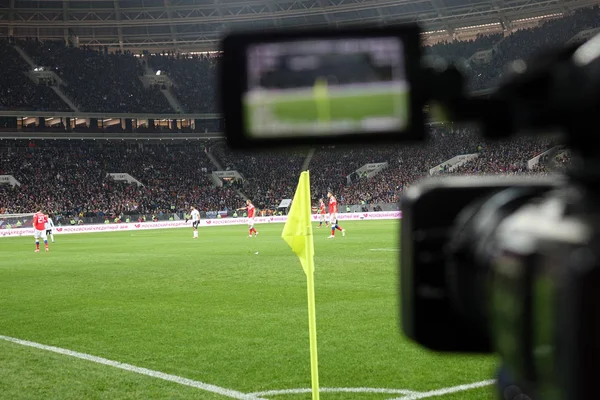 Diffusion en direct d'un match de football . — Photo