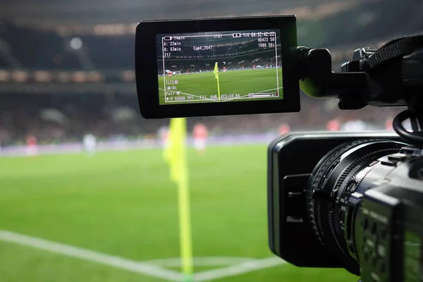 Transmissão ao vivo de um jogo de futebol . — Fotografia de Stock