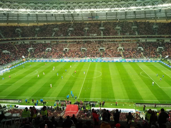 Terrain de football. Les gens regardent le football depuis les gradins . — Photo