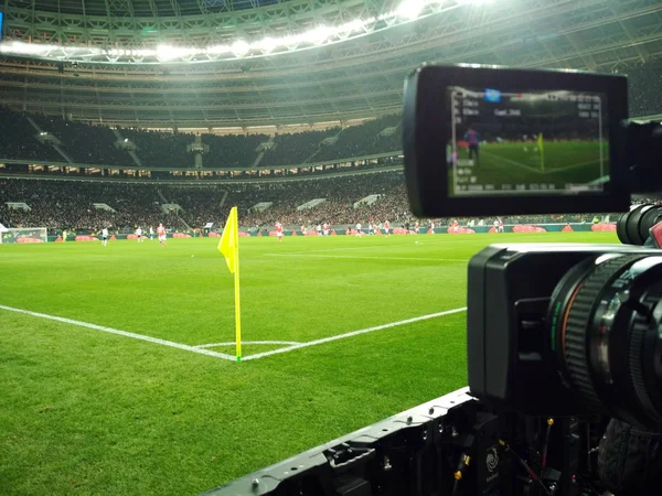 Live-Übertragung eines Fußballspiels. — Stockfoto
