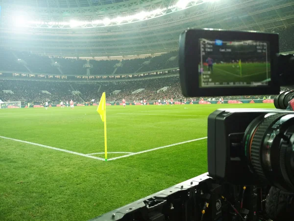 Diffusion en direct d'un match de football . — Photo