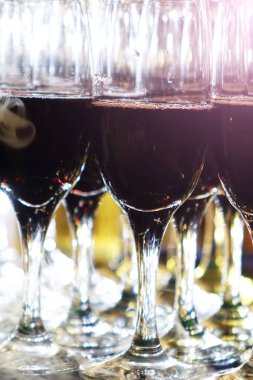 bardak kırmızı şarap ile .