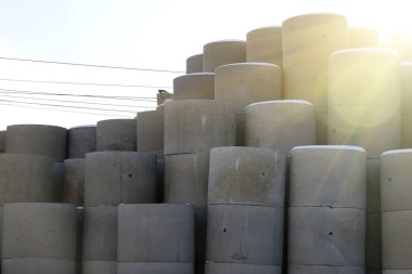 Beton yüzük sokakta yalan.