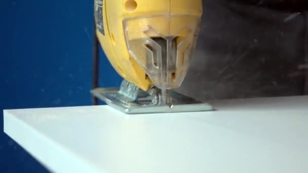 Fotografía en cámara lenta de un carpintero aserrando una tabla de madera. Trabajar con una sierra eléctrica automática funciona en un taller de carpintería. El concepto de hecho a mano . — Vídeos de Stock