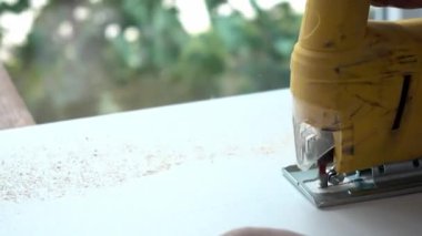 Ağır çekim shot bir marangoz ahşap tahta kesme. Otomatik elektrik ile çalışan bir marangozluk atölye çalışmalarında gördüm. El yapımı kavramı.