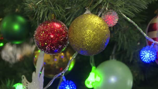 Árvore de Natal decorada com bolas em luzes cintilantes — Vídeo de Stock