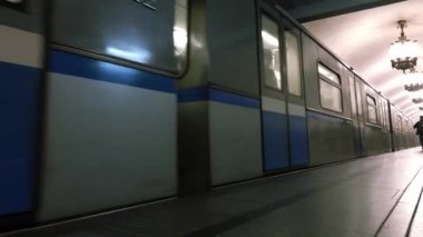 Moskova. Rusya-Eylül 2018: metro tren. İnsanlar üstünde belgili tanımlık peron. Yeraltı toplu taşıma. Kentsel ulaşım kavramı.