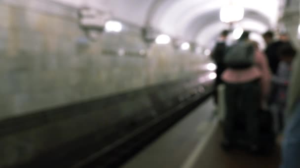 Fuera de foco del tren del metro en la estación. Gente en la plataforma. Transporte público subterráneo. El concepto de transporte urbano . — Vídeos de Stock