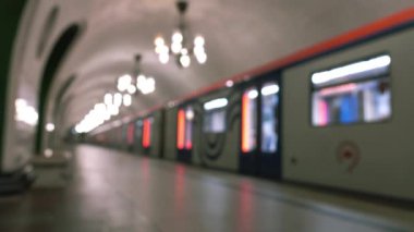 Metro tren istasyonunda dışında bir odak kadeh. İnsanlar üstünde belgili tanımlık peron. Yeraltı toplu taşıma. Kentsel ulaşım kavramı.