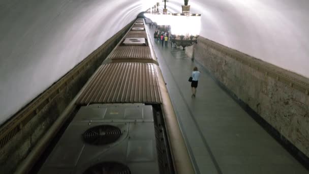 Moskwa. Rosja-września 2018: pociąg metra. Ludzie na platformie. Podziemnego transportu publicznego. Pojęcie transportu miejskiego. — Wideo stockowe