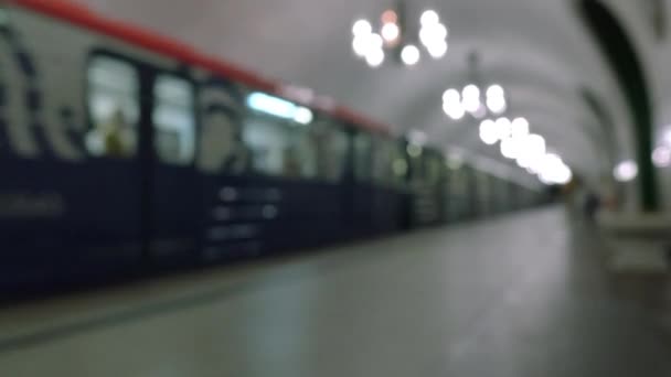 Fuera de foco del tren del metro en la estación. Gente en la plataforma. Transporte público subterráneo. El concepto de transporte urbano . — Vídeos de Stock