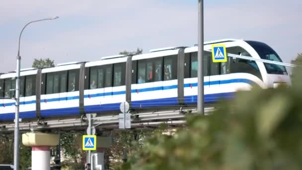 Moskova. Rusya-Eylül 2018: Monoray tren. Monoray tren elektrik sistemi ile modern toplu taşıma. kentsel ulaşım kavramı. — Stok video