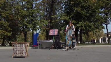 Moskova. Rusya-Eylül 2018: sokak müzisyenleri Hint kostümleri.