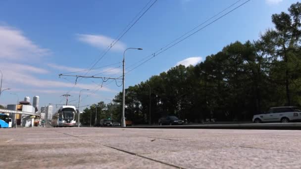 Moskva. Rusko-září 2018: vlak monorail. Moderní veřejné dopravy s elektrickým systémem jednokolejné vlaky. koncepce městské dopravy. — Stock video