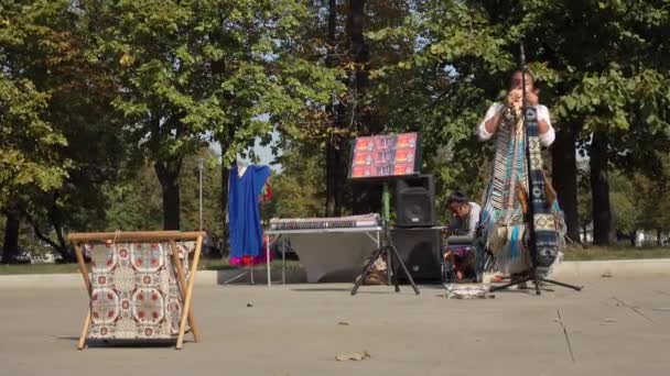 Moskva. Ryssland-September 2018: gatumusikanter i indiska kostymer. — Stockvideo