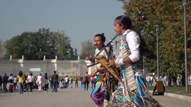 Moskow. Rusia-September 2018: musisi jalanan dengan kostum India . — Stok Video