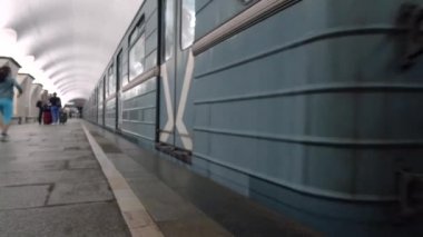 Moskova. Rusya-Eylül 2018: metro tren. İnsanlar üstünde belgili tanımlık peron. Yeraltı toplu taşıma. Kentsel ulaşım kavramı.