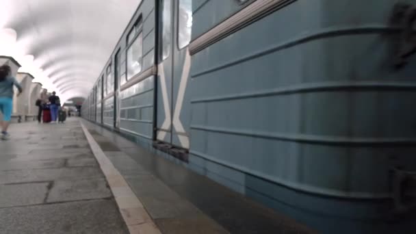 モスクワ。ロシア 2018年 9 月: 地下鉄列車。プラットフォームの人々。地下の公共交通機関。都市輸送の概念. — ストック動画