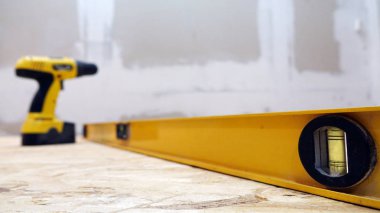 İnşaat araçları sarı. Kabarcık seviyesi. İş kavramı.