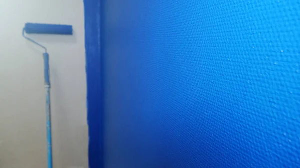 Váleček Maluje Zeď Modré Kancelář — Stock fotografie
