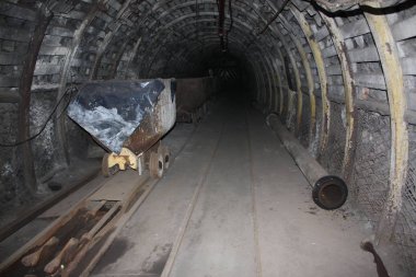 Benim. Madencilik kömür. Yeraltı catacombs.