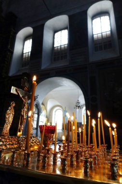 Pencerenin arka plan üzerinde kilisede mumlar.