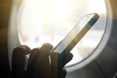 Smartphone vasıl belgili tanımlık pencere. İş teknoloji ve travel Ideas kavramı.