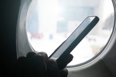 Smartphone vasıl belgili tanımlık pencere. İş teknoloji ve travel Ideas kavramı.