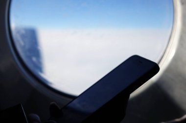 Smartphone vasıl belgili tanımlık pencere. İş teknoloji ve travel Ideas kavramı.