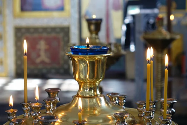 Allumage de bougies dans l'église . — Photo