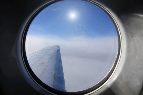 Ala de avión.Nubes y cielo —  Fotos de Stock