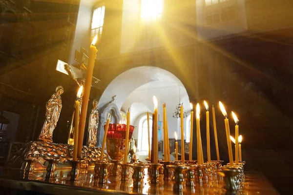 Candele nella Chiesa sullo sfondo della finestra . — Foto Stock