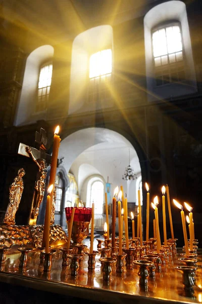 Свечи в церкви на фоне окна . — стоковое фото