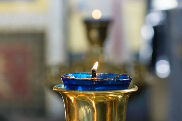 Αναμμένα κεριά στην εκκλησία . — Φωτογραφία Αρχείου
