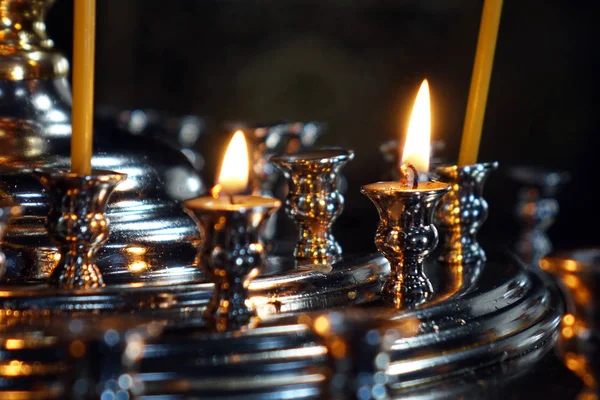 Brennende Kerzen in der Kirche . — Stockfoto