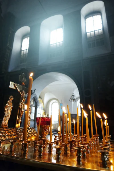 Kerzen in der Kirche auf dem Hintergrund des Fensters. — Stockfoto