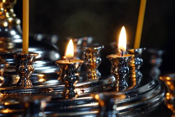 Hořící svíčky v kostele . — Stock fotografie
