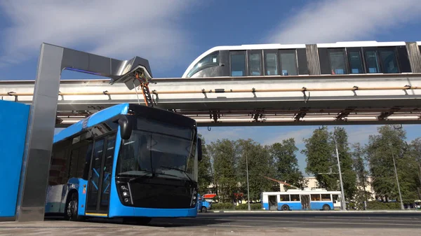 충전소에서 블루 전기 버스입니다. 모노레일에 현대 기차. — 스톡 사진