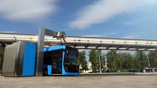 Blue electric bus at the charging station.Modern trains on the monorail. — Stock Photo, Image