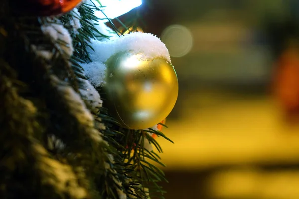 Dekorationer på granen, jul bakgrund. — Stockfoto